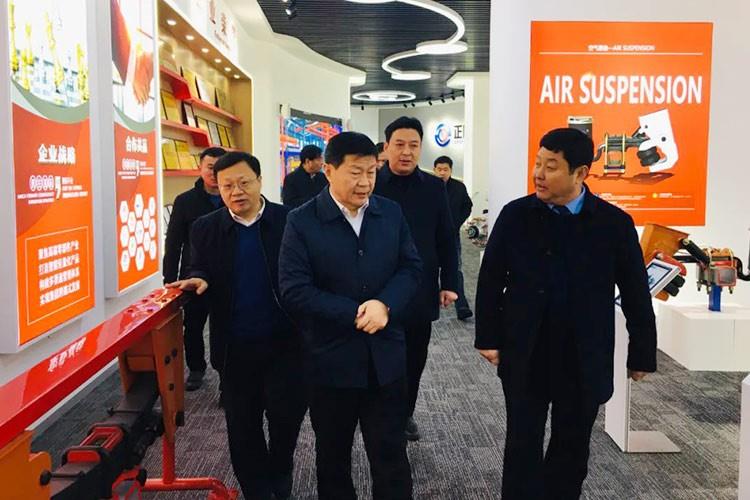 小寒落雪，祥瑞有余，縣人大主任冒寒蒞臨正陽集團考察指導