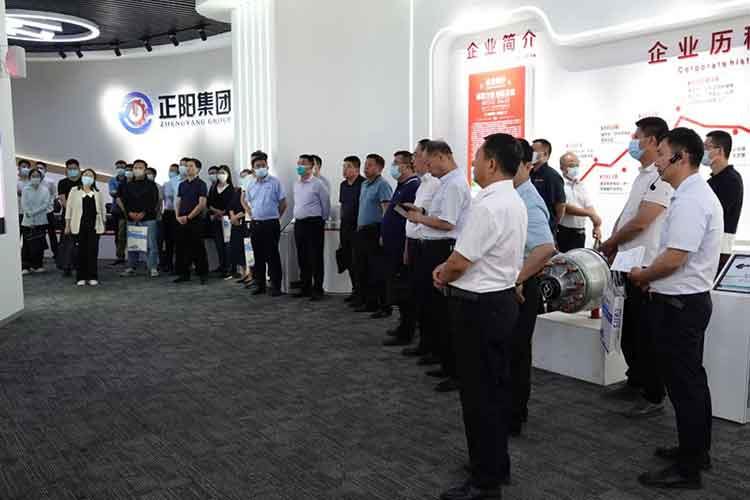 濟寧地區(qū)高端裝備制造各龍頭企業(yè)組團到正陽集團考察參觀，尋求合作，共謀發(fā)展